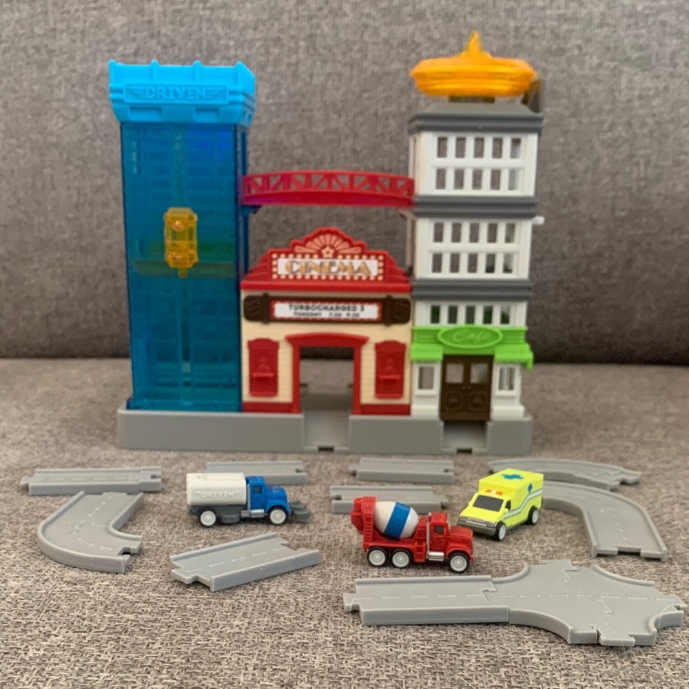 Battat Driven Pocket Series Big City Micro Machines Playset with Accessories